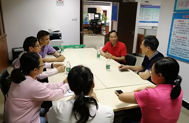 5月10日，佛山易游体育 一书记吴建勇同志会同医院王云华总经理深入佛山禅城区张槎村(居)社区沟通联系，推动党支部联动《义诊活动》工作，把党建工作与服务群众工作相融合，彰显党员先锋模范作用。2.png