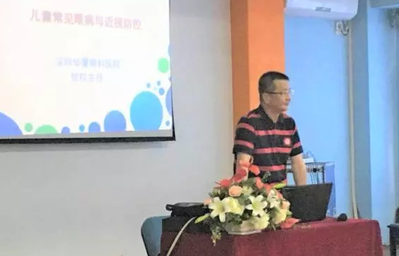 5月16日，深圳易游体育“福田区青少年近视防控公益主题系列活动”走进深圳福田区琪琪幼儿园，院屈光科主任贺 主任医师为小朋友们进行爱眼护眼的健康教育，着力从小培养孩子良好的用眼习惯。1.png