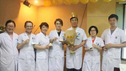 北京易游体育民族眼科医院为杨付合院长制造惊喜的生日院务会4.png