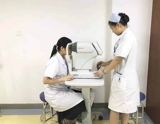 近视手术不安全，没看到很多眼科医生戴眼镜，这是很多近视朋友不敢摘镜的 大顾虑。“这 是一种误解。我们赣州易游体育医生、护士等工作人员都选择了摘镜2.png