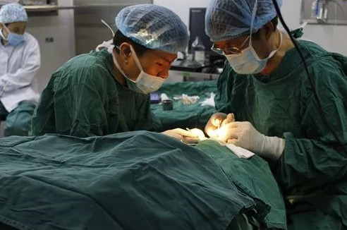 成都易游体育 为不慎铁屑飞入眼内的患者小黄手术，成都商报同时也对此进行了详细报道。成都易游体育院长罗清礼教授告诉成都商报客户端记者，磁铁取金属异物在医疗手术中较为常见，但细分到眼科领域较为罕见。3.png