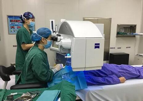 近视夫妻双双在成都易游体育顺利摘镜2.jpg
