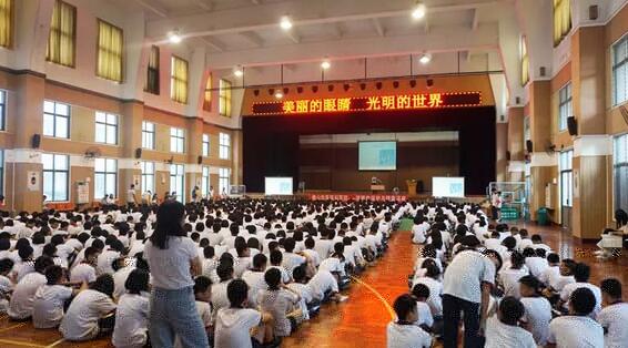 佛山易游体育“美丽的眼睛 光明的世界”眼健康知识讲座走进佛山六中4.jpg