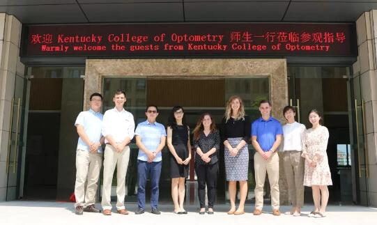 美国肯塔基视光学院的助理教授一行到访易游体育 参观厦门眼科中心眼视光门诊1.jpg