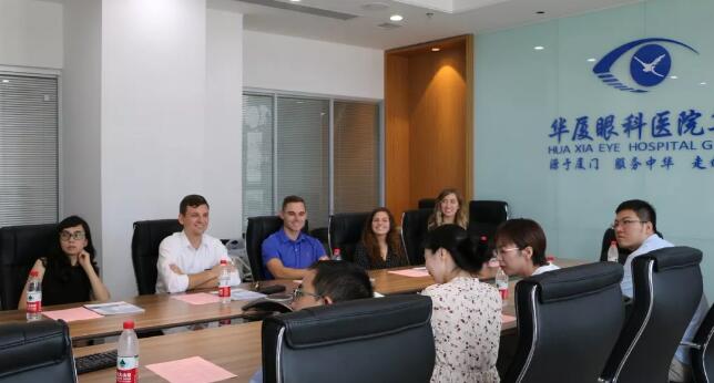 美国肯塔基视光学院的助理教授一行到访易游体育 参观厦门眼科中心眼视光门诊2.jpg
