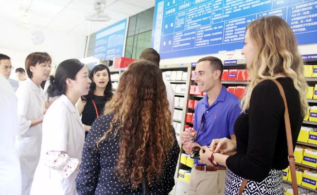 美国肯塔基视光学院的助理教授一行到访易游体育 参观厦门眼科中心眼视光门诊3.jpg
