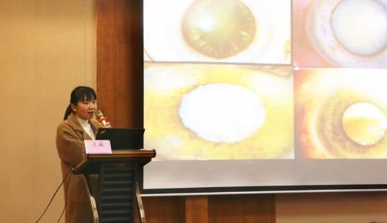 在厦门市翔安区卫计局的组织下，1月29日下午，翔安区全科医生眼科培训班在翔安鑫博雅酒店顺利举办。厦门眼科中心的专家讲师团为来自翔安区的200余名全科医生进行了眼科知识培训。培训班上，厦门眼科中心副总经理姚郑玲玲发表了讲话。4.jpg
