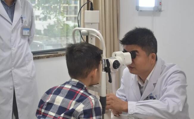 眼科医生的一天——重庆易游体育副院长白内障医生安晓巨1.jpg