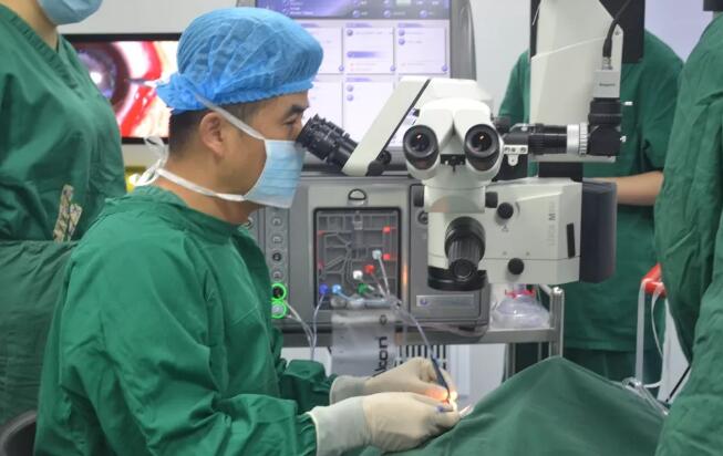 眼科医生的一天——重庆易游体育副院长白内障医生安晓巨2.jpg