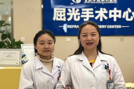 重庆易游体育住院医生小唐由业务副院长汪红教授做了全激光无痕近视手术2.jpg 重庆易游体育住院医生小唐由业务副院长汪红教授做了全激光无痕近视手术2.jpg