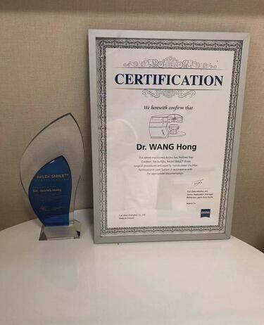 重庆易游体育住院医生小唐由业务副院长汪红教授做了全激光无痕近视手术1.jpg 重庆易游体育住院医生小唐由业务副院长汪红教授做了全激光无痕近视手术1.jpg