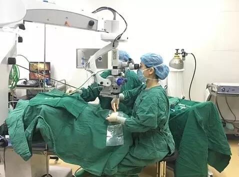 不仅擅长激光近视手术 还精于ICL和白内障手术——成都易游体育鲍捷医生3.jpg