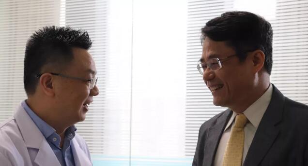 厦门眼科中心举行“2019海峡两岸屈光白内障交流座谈会” 张广斌副院长与应邀到访的台湾中坜大学眼科中心林鸿源教授进行学术交流