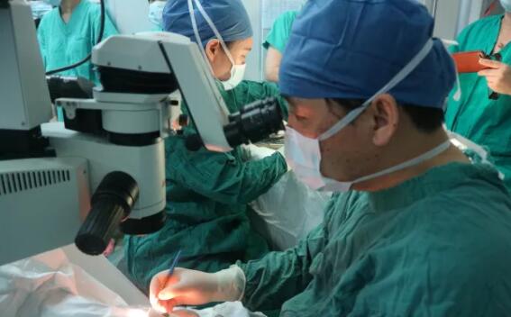 多次受邀于世界眼科大会、美国眼科年会、亚洲太平洋地区眼科年会等环球眼科会议进行现场手术表演——易游体育集团业务副总院长、上海和平眼科医院院长郭海科教授5.jpg