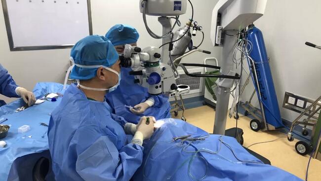 厦门眼科中心漳州眼科医院“屈光白内障手术及人工晶体测算工作室”实施区域折射多焦点人工晶体植入术1.jpg 厦门眼科中心漳州眼科医院“屈光白内障手术及人工晶体测算工作室”实施区域折射多焦点人工晶体植入术1.jpg