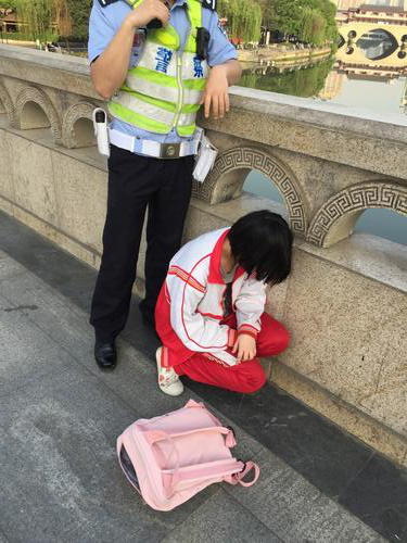 成都日报：女学生欲跳河轻生 成都易游体育职工路过救下