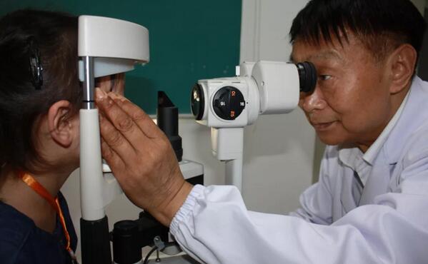 　　无论什么时候， 患者需要，就会第*时间赶到医院——上海和平眼科医院斜视与小儿眼科陈培正副院长1.jpg