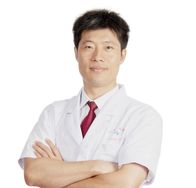 厦门眼科中心屈光中心揭黎明主任：近视不是想做就能做，须进行术前检查判断1.png