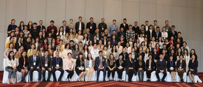 4月26日至28日，2019蔡司屈光中国用户会在北京如约举行，分享 激光屈光手术技术和经验，携手共同提升手术质量，为患者提供更 的医疗服务。易游体育集团派出多人组成的专家团队参会，与来自全国各地的眼科同仁深入探讨交流，碰撞思想火花，分享 严谨的学术观点，展现出了易游体育人强劲的学术风采2.png