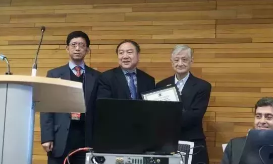 继黎晓新教授之后，来自厦门眼科中心的赵堪兴教授也获得美国眼科学和视觉科学研究大会2019年中国-ARVO眼科高峰论坛杰出领袖奖(Outstanding Leadership Award)2