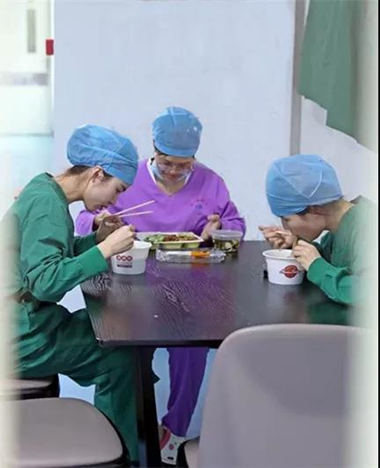 海西晨报：走进厦门大学附属厦门眼科中心五缘院区手术室的等候区，便来到了这家医院 安静、 神秘的地方——手术室9.jpg