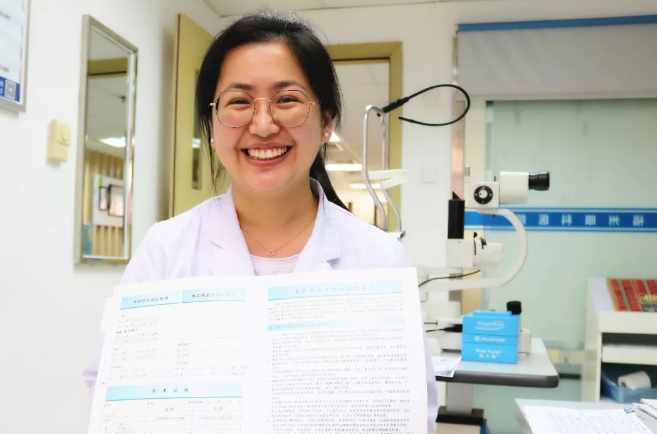 与眼镜相爱相杀10年 福州眼科医院眼底二科住院医生全王晓珍在本院接受全飞秒近视手术4.png 与眼镜相爱相杀10年 福州眼科医院眼底二科住院医生全王晓珍在本院接受全飞秒近视手术4.png