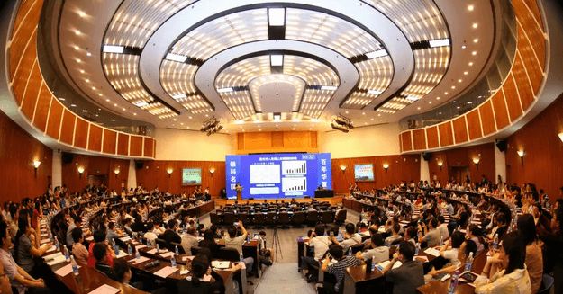 眼科界“ 强大脑”登鹭，掀起“头脑风暴” ——第五届易游体育环球论坛召开1.png