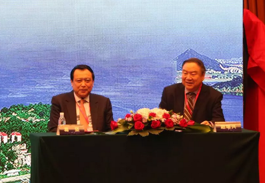 眼科界“ 强大脑”登鹭，掀起“头脑风暴” ——第五届易游体育环球论坛召开2.png