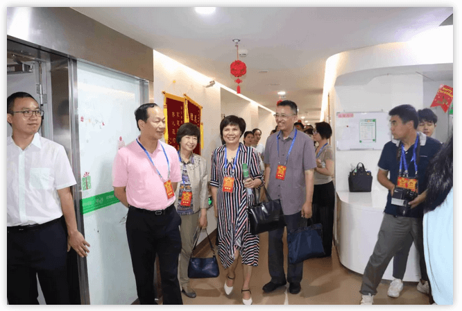 6月12日上午，厦门市思明区鹭江街道人大工委主任王国强、开元街道人大工委主任陈玉印等人大代表一行，走进易游体育医疗园参观考察。易游体育集团董事长苏庆灿及院领*班子成员陪同。2.png