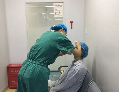 长时间玩手机导致斗鸡眼 在成都易游体育顺利手术1.png 长时间玩手机导致斗鸡眼 在成都易游体育顺利手术1.png