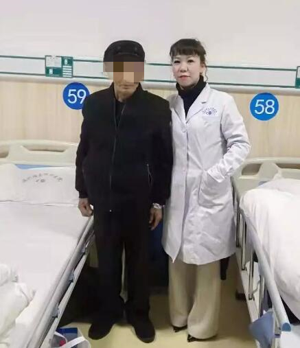 1月4日，温州日报“温暖列车”牵手“情暖 家”活动走进泰顺县，对南浦溪镇的部分特困对象走访慰问，温州明乐眼科医院作为本次活动的志愿者团队为村民进行眼健康视力检查2.jpg