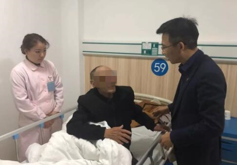 1月4日，温州日报“温暖列车”牵手“情暖 家”活动走进泰顺县，对南浦溪镇的部分特困对象走访慰问，温州明乐眼科医院作为本次活动的志愿者团队为村民进行眼健康视力检查3.jpg