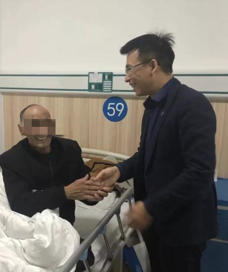 1月4日，温州日报“温暖列车”牵手“情暖 家”活动走进泰顺县，对南浦溪镇的部分特困对象走访慰问，温州明乐眼科医院作为本次活动的志愿者团队为村民进行眼健康视力检查4.jpg