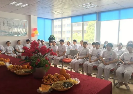 为了加强院内感控管理，使护理人员更加贴近患者，更利于护士自在的工作， 5月11日下午3点，成都易游体育全体护理人员齐聚会议室举行了脱帽仪式。2.png