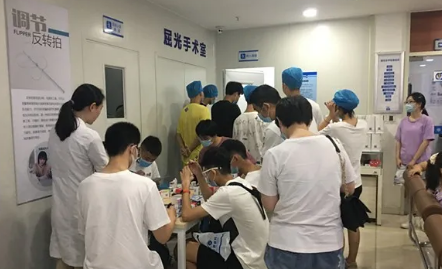 进入高峰期 成都易游体育提醒近视手术朋友提前预约2.png