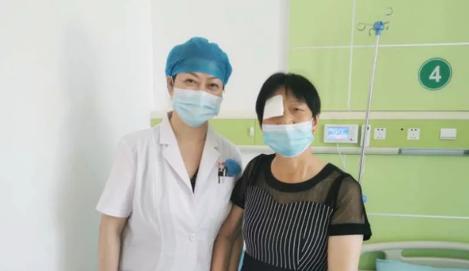 您今天真好看!回去以后记得要好好休息——厦门眼科中心潘美华教授百忙之中不忘看望患者罗阿姨1.png 您今天真好看!回去以后记得要好好休息——厦门眼科中心潘美华教授百忙之中不忘看望患者罗阿姨1.png