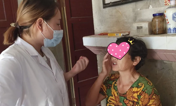 抚州光明眼科医院上门回访，给“光明使者”送温暖1.png