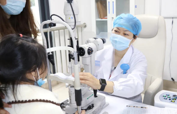 新学期前厦门眼科中心斜视与小儿眼科一年一度就诊高峰仍在持续2.png