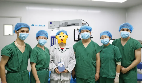 8月31日西安易游体育为患者实施AcrySof IQ PanOptix人工晶状体植入术1.png