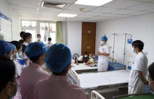 因贪玩惹出的祸端 2岁男童险因角膜烧伤致失明.png