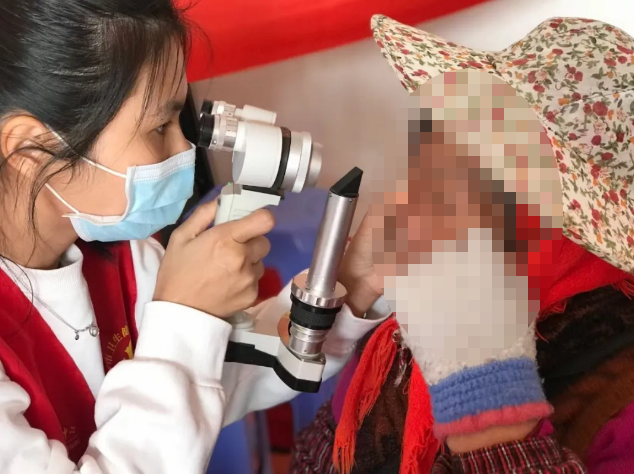 高山上的一抹志愿红—— 厦门眼科中心凤凰花“光明先锋”志愿服务队走进高山村落5.png