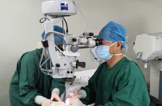 我看到了9个月亮，中国医生一招解决！“洋女婿”患白内障几近失明，在厦门眼科中心手术3.png