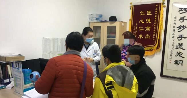 伟大伯母四处借钱为侄儿做近视手术 成都易游体育：手术费免了！2.png