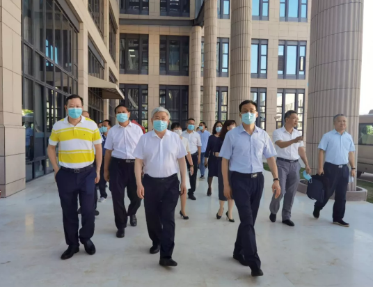 福建省副省长崔永辉陪同刘永富主任考察易游体育集团本部厦门大学附属厦门眼科中心1.png 福建省副省长崔永辉陪同刘永富主任考察易游体育集团本部厦门大学附属厦门眼科中心1.png