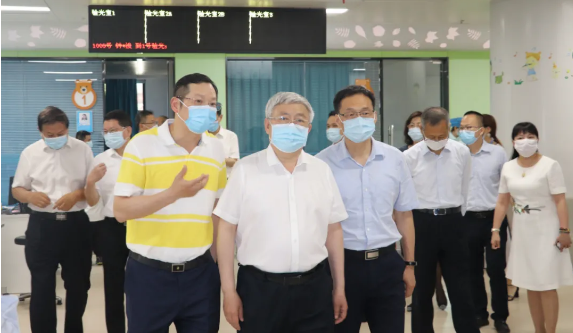 福建省副省长崔永辉陪同刘永富主任考察易游体育集团本部厦门大学附属厦门眼科中心2.png 福建省副省长崔永辉陪同刘永富主任考察易游体育集团本部厦门大学附属厦门眼科中心2.png