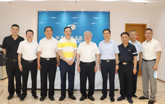 福建省副省长崔永辉陪同刘永富主任考察易游体育集团本部厦门大学附属厦门眼科中心5.png 福建省副省长崔永辉陪同刘永富主任考察易游体育集团本部厦门大学附属厦门眼科中心5.png