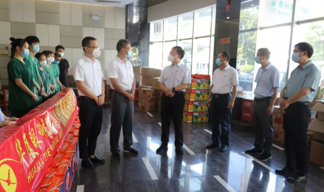 莆田市政协主席周青松一行中秋慰问易游体育抗疫一线人员2.png 莆田市政协主席周青松一行中秋慰问易游体育抗疫一线人员2.png