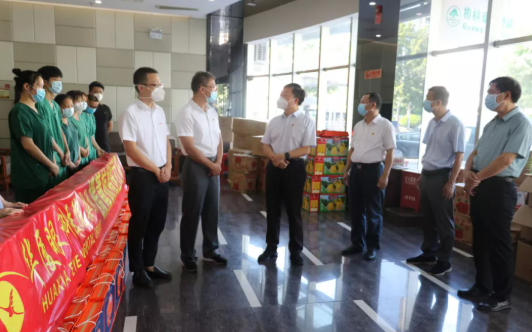 莆田市政协主席周青松一行中秋慰问抗疫一线人员2.png 莆田市政协主席周青松一行中秋慰问抗疫一线人员2.png