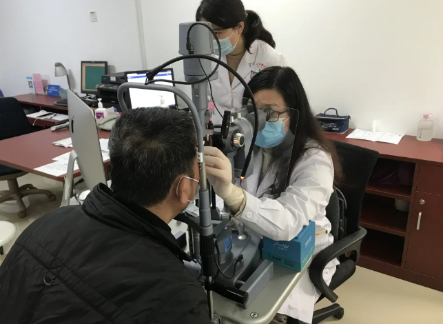 青光眼手术迈入微 时代！我院王玉宏教授完成XEN凝胶支架引流管植入术2.png