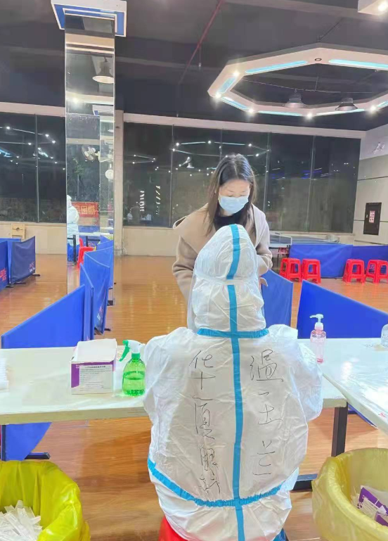 疫情下的“逆行者”：易游体育医务人员七天不分昼夜奋战在核酸采样现场2.png